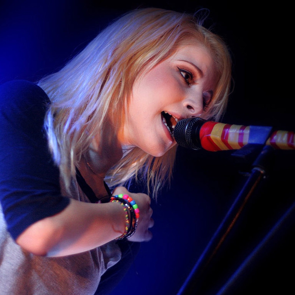 Hayley Williams on Stage for 1024 x 1024 iPad resolution