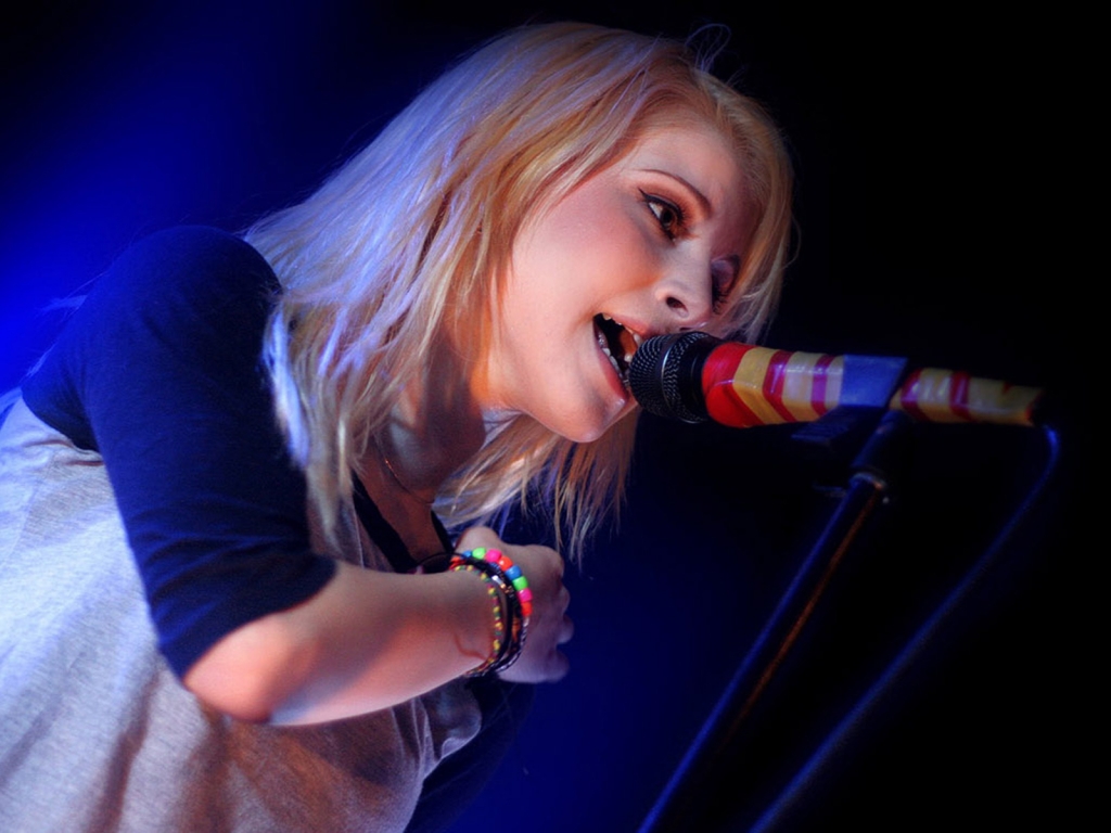 Hayley Williams on Stage for 1024 x 768 resolution