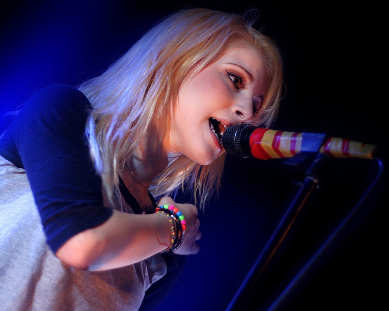 Hayley Williams on Stage for 1280 x 1024 resolution