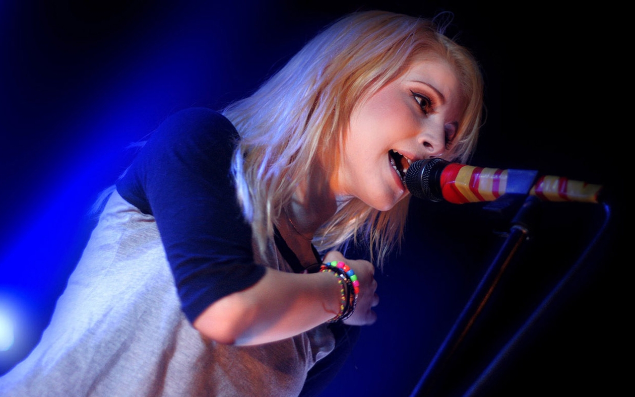 Hayley Williams on Stage for 1280 x 800 widescreen resolution