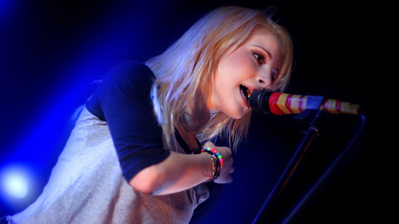 Hayley Williams on Stage for 1366 x 768 HDTV resolution