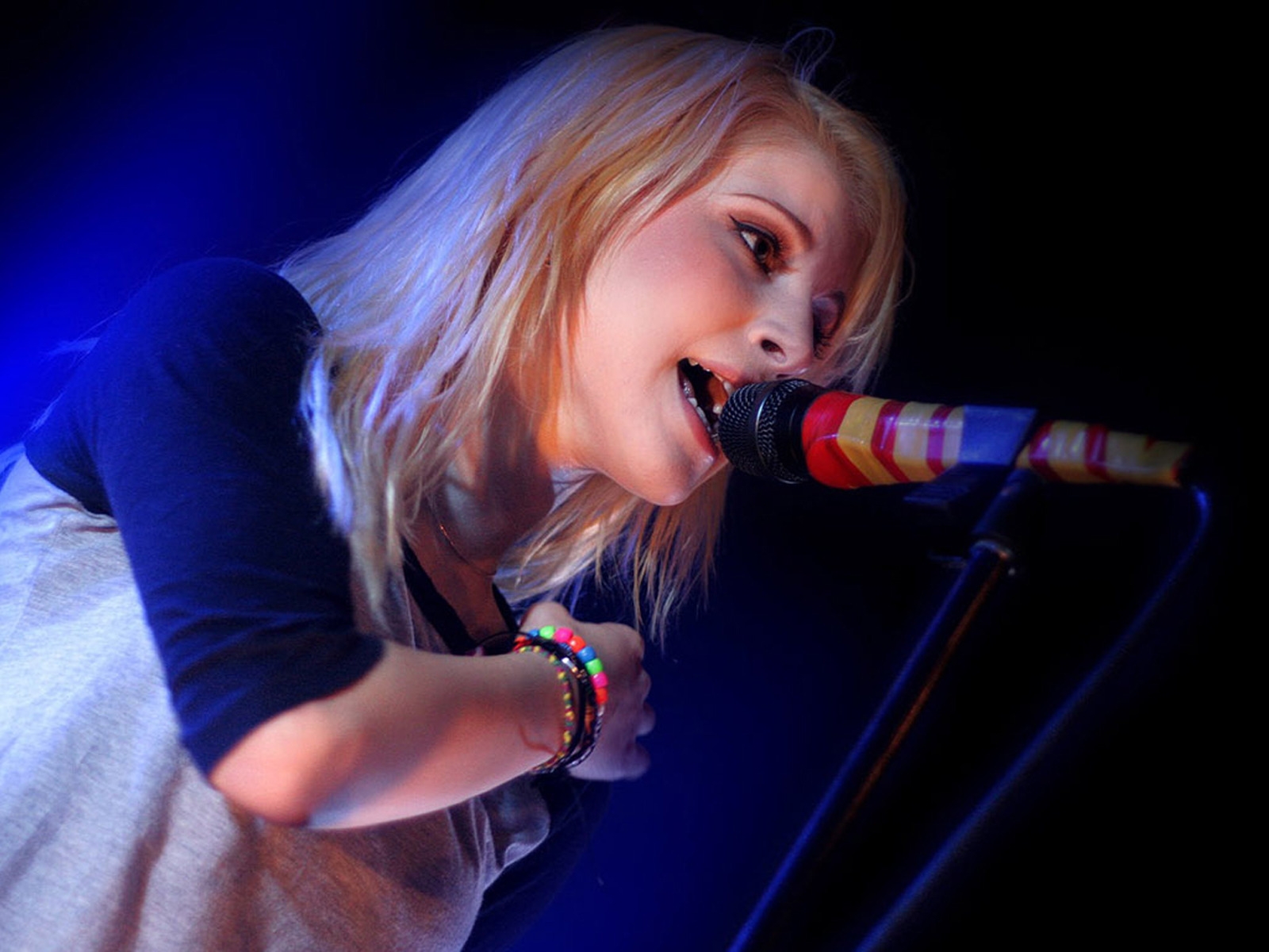 Hayley Williams on Stage for 1600 x 1200 resolution