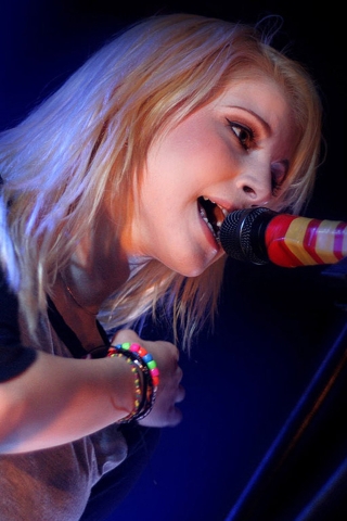 Hayley Williams on Stage for 320 x 480 iPhone resolution