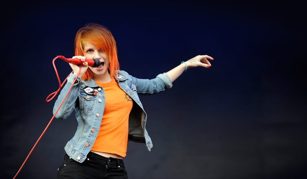 Hayley Williams Singing for 1024 x 600 widescreen resolution