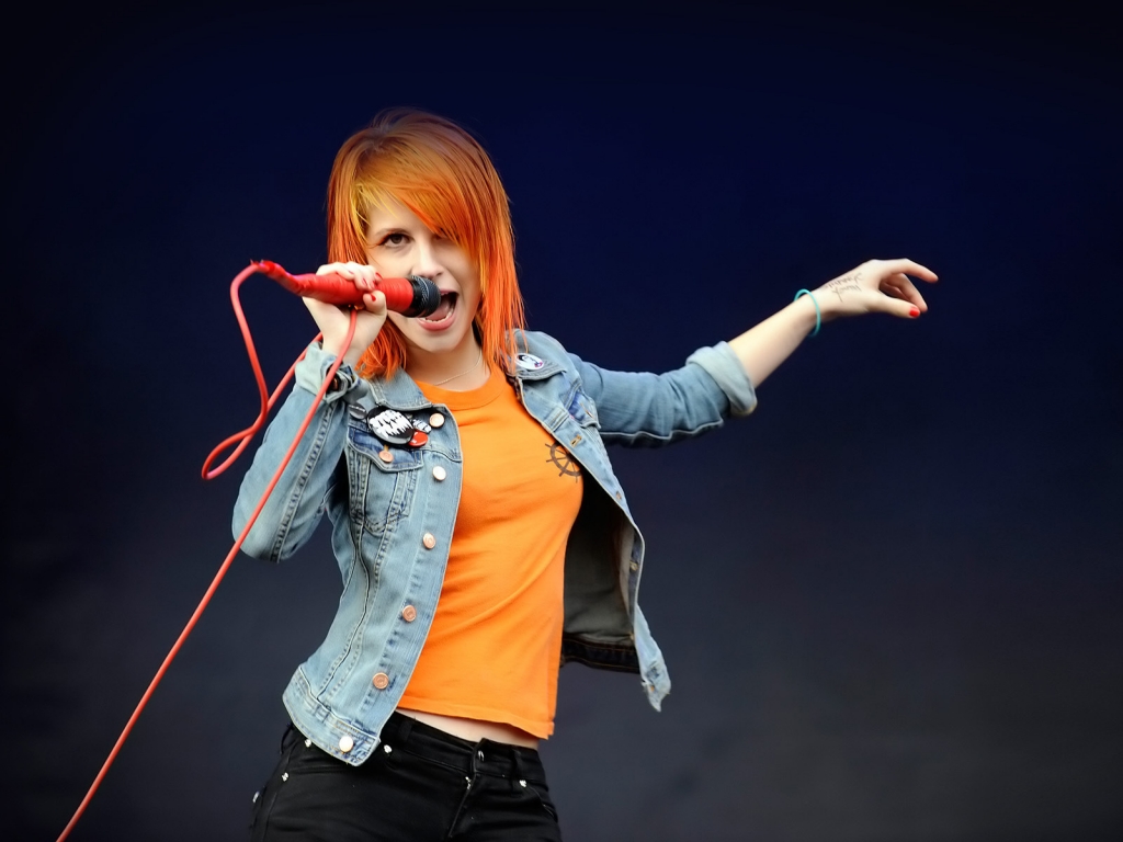 Hayley Williams Singing for 1024 x 768 resolution