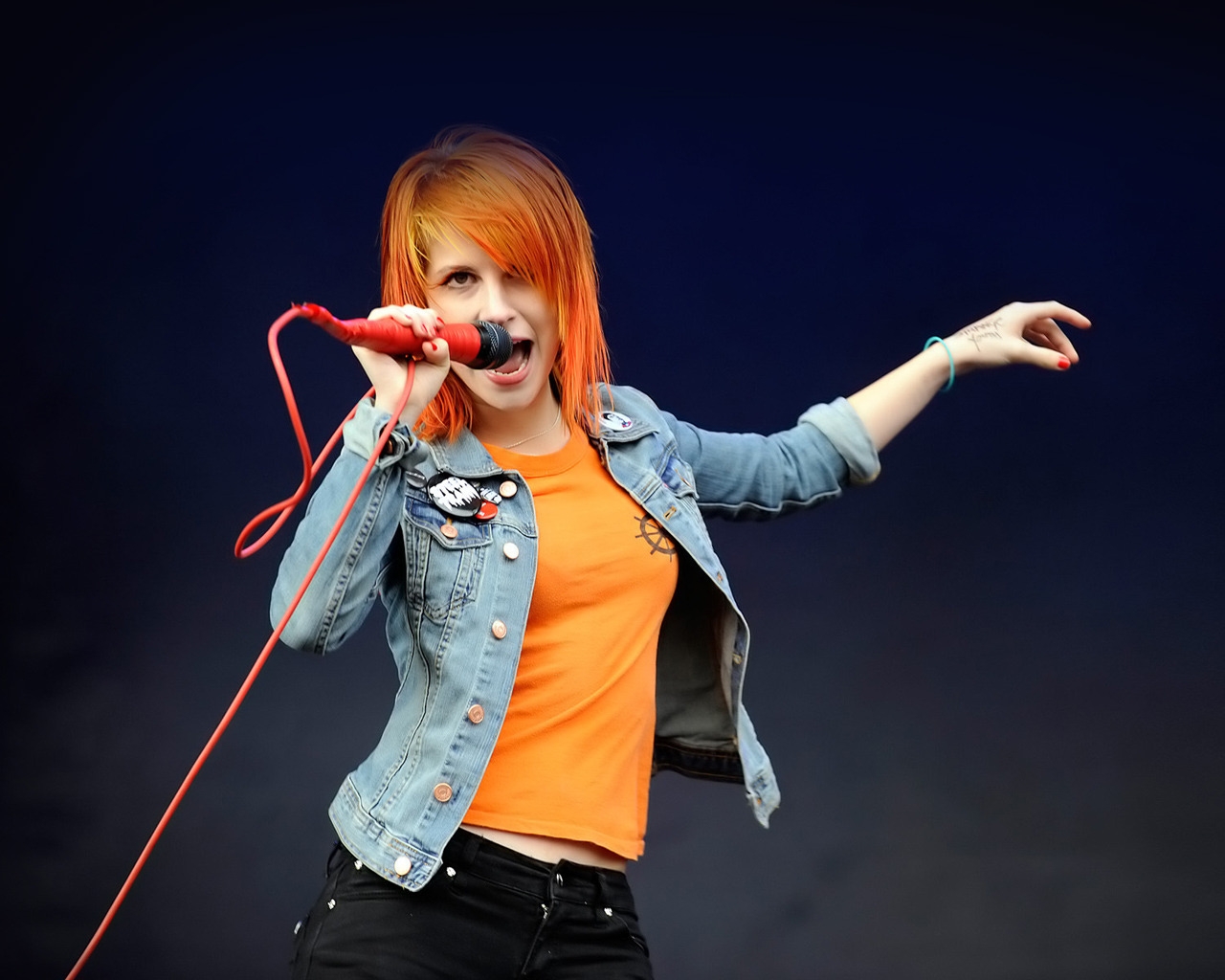 Hayley Williams Singing for 1280 x 1024 resolution