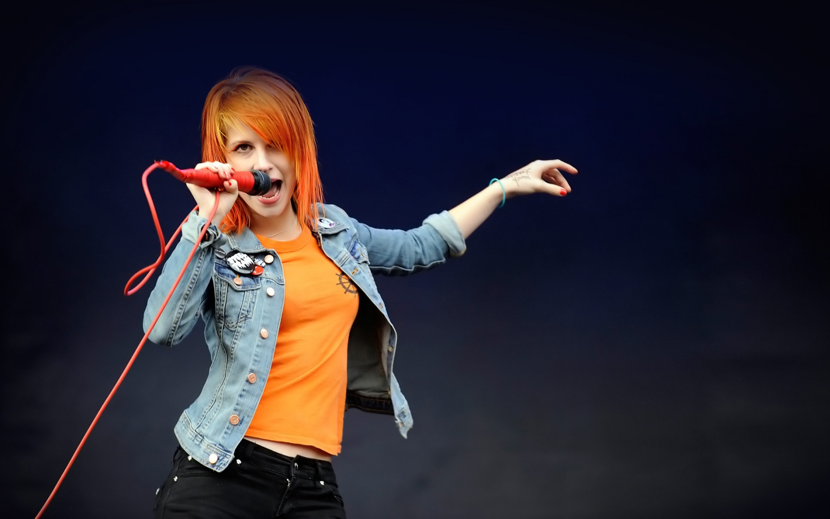 Hayley Williams Singing for 1680 x 1050 widescreen resolution