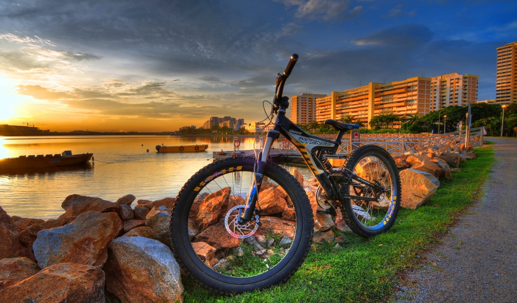 HDR City Bike for 1024 x 600 widescreen resolution