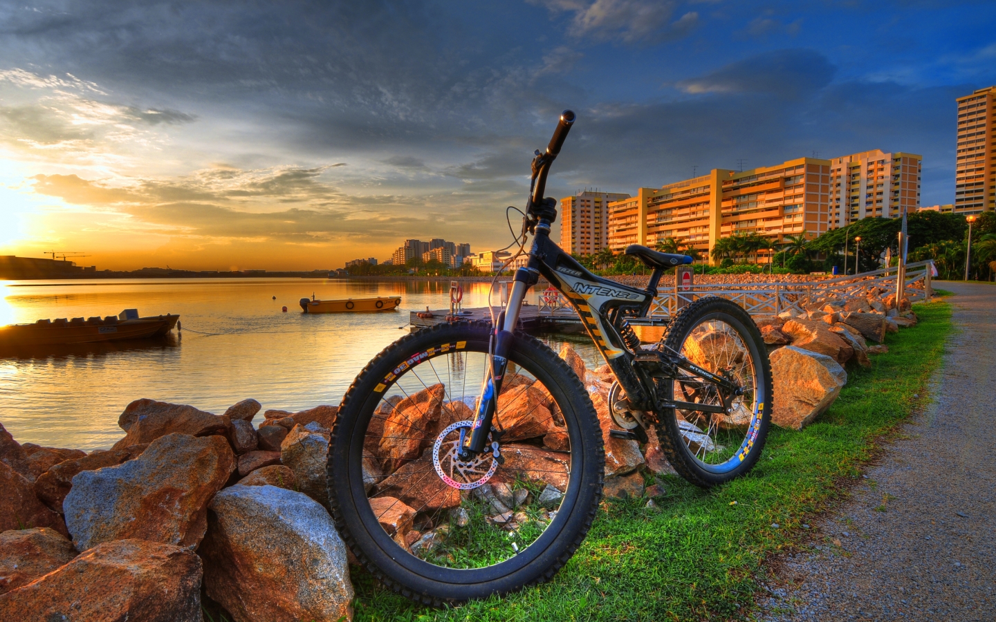 HDR City Bike for 1440 x 900 widescreen resolution