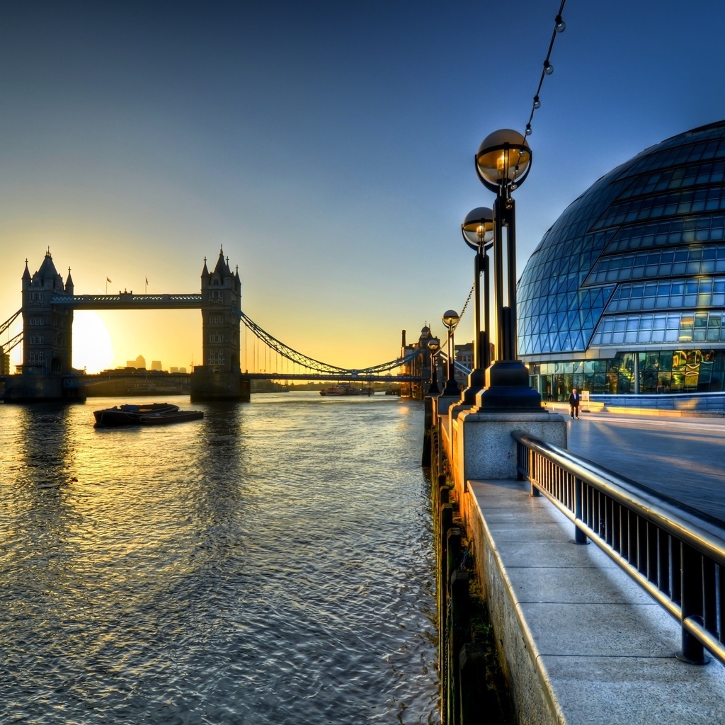 HDR London Tower Bridge for 1024 x 1024 iPad resolution