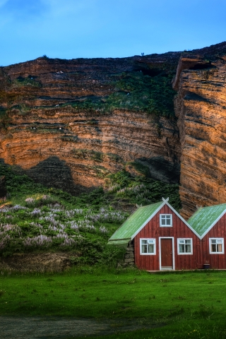 HDR Mountain House for 320 x 480 iPhone resolution