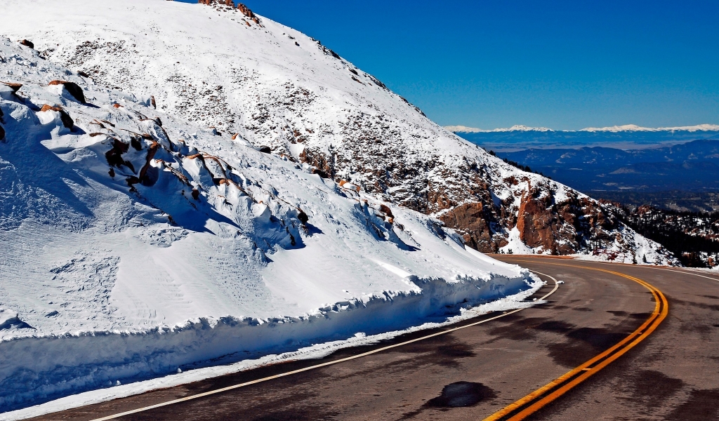 Highland road for 1024 x 600 widescreen resolution