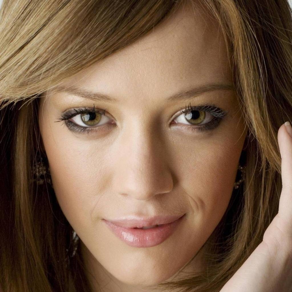 Hilary Duff Close Up for 1024 x 1024 iPad resolution