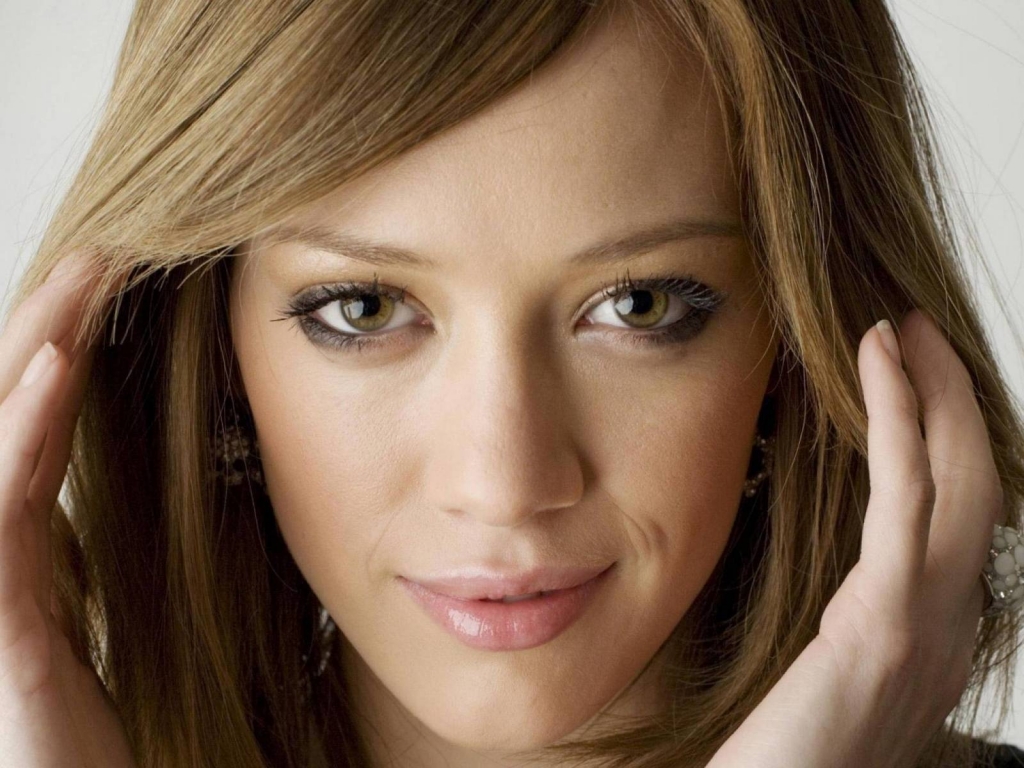 Hilary Duff Close Up for 1024 x 768 resolution