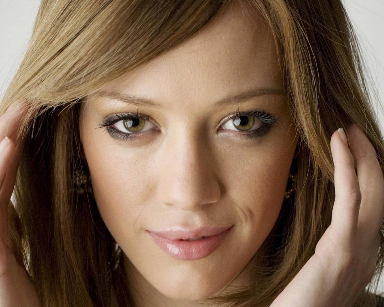 Hilary Duff Close Up for 1280 x 1024 resolution