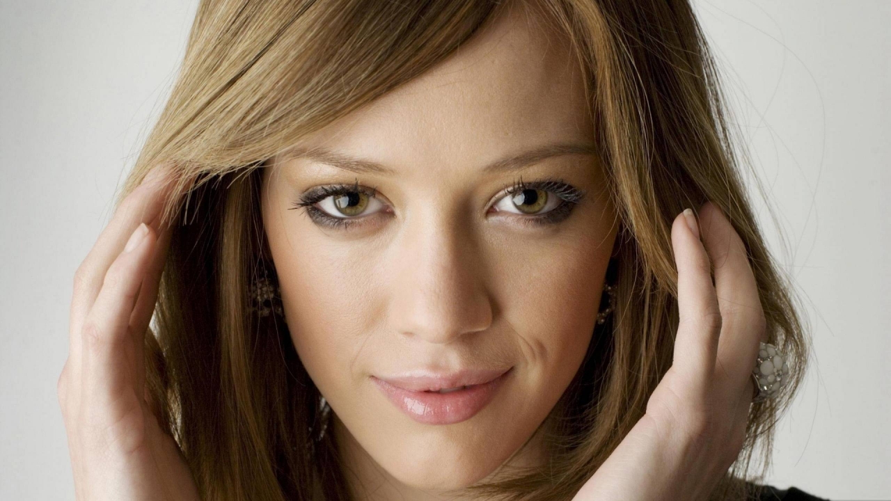 Hilary Duff Close Up for 1280 x 720 HDTV 720p resolution