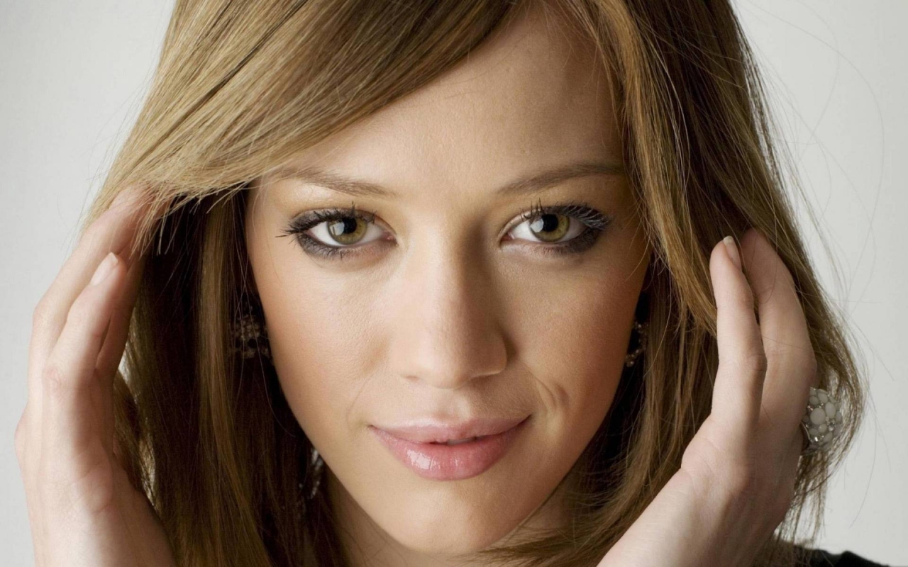 Hilary Duff Close Up for 1280 x 800 widescreen resolution