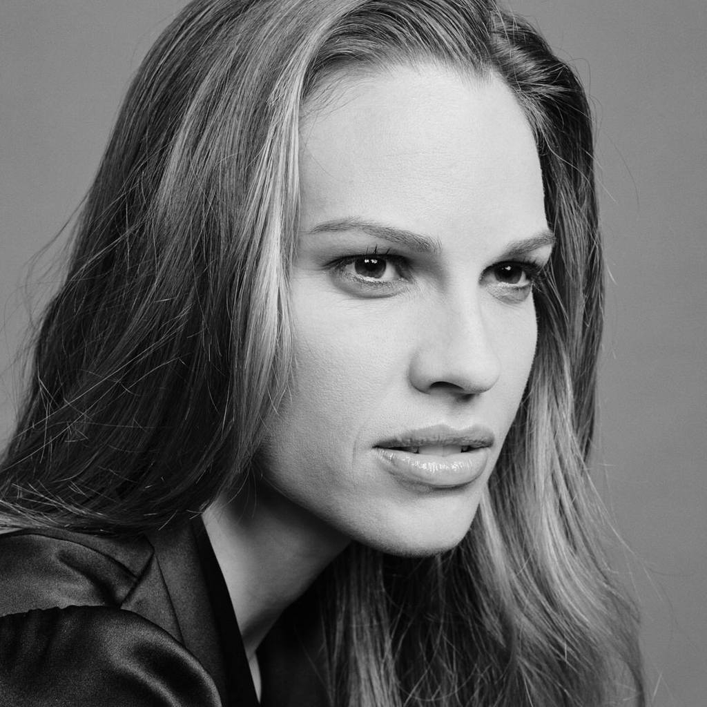 Hilary Swank Black and White for 1024 x 1024 iPad resolution