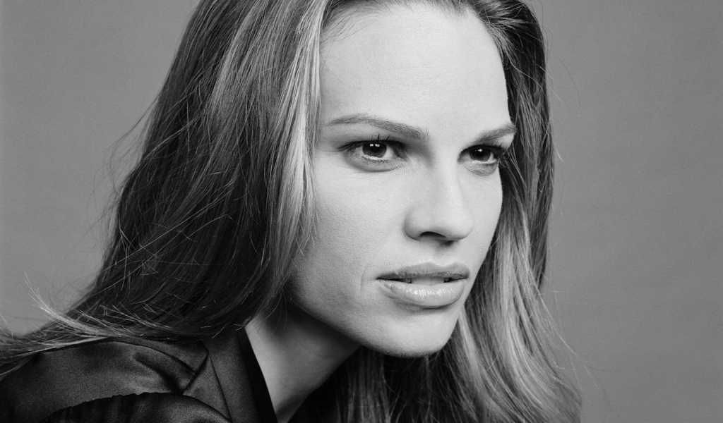 Hilary Swank Black and White for 1024 x 600 widescreen resolution