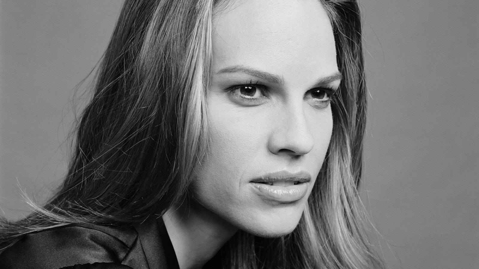 Hilary Swank Black and White for 1600 x 900 HDTV resolution
