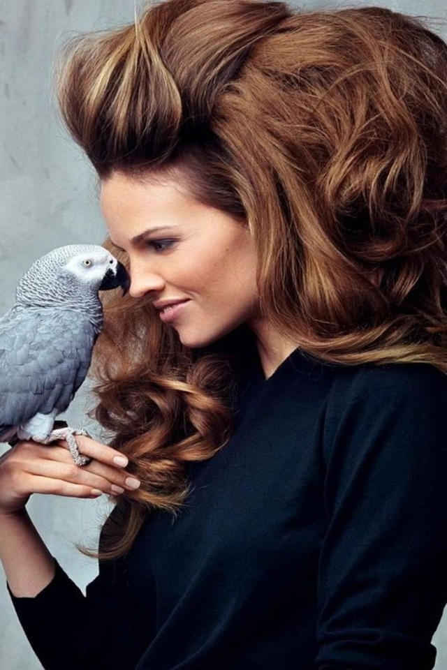 Hilary Swank Parrot for 640 x 960 iPhone 4 resolution