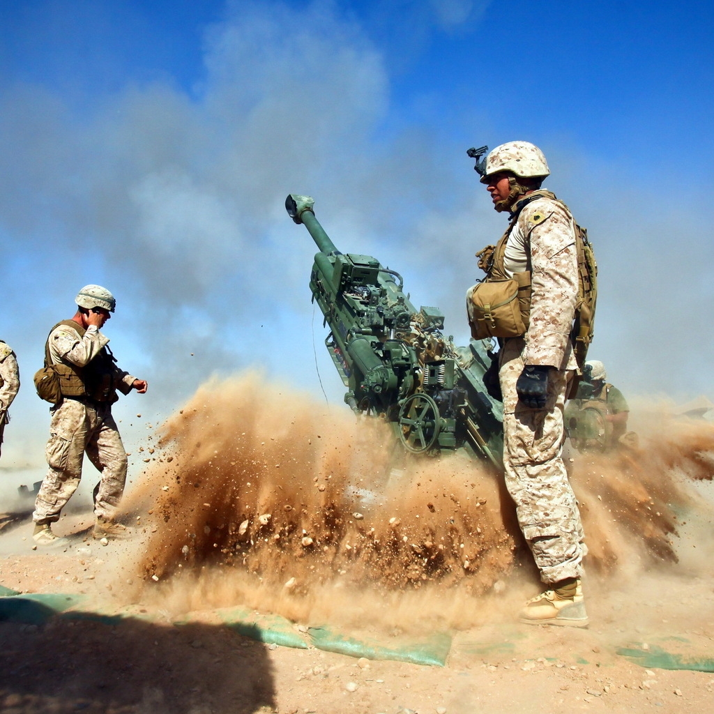 Howitzer and Soldiers for 1024 x 1024 iPad resolution