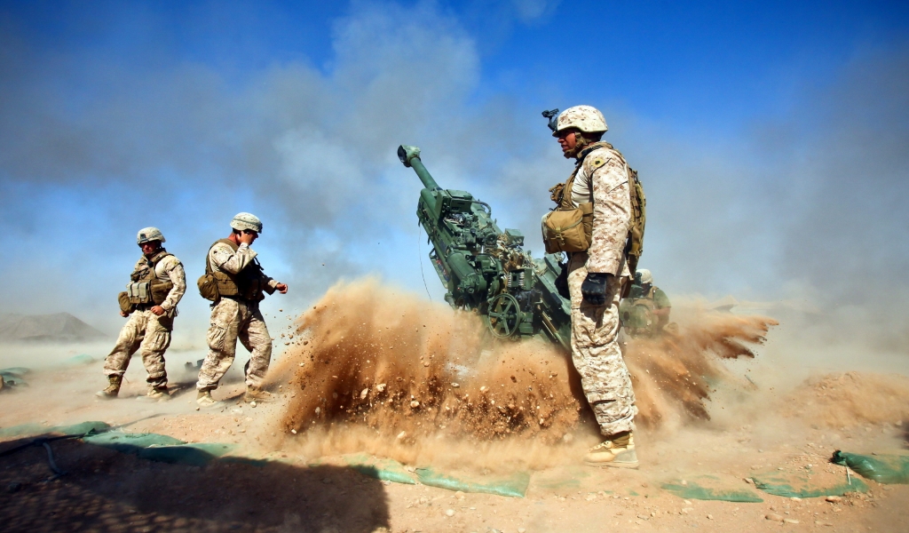 Howitzer and Soldiers for 1024 x 600 widescreen resolution