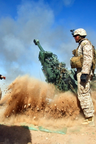 Howitzer and Soldiers for 320 x 480 iPhone resolution