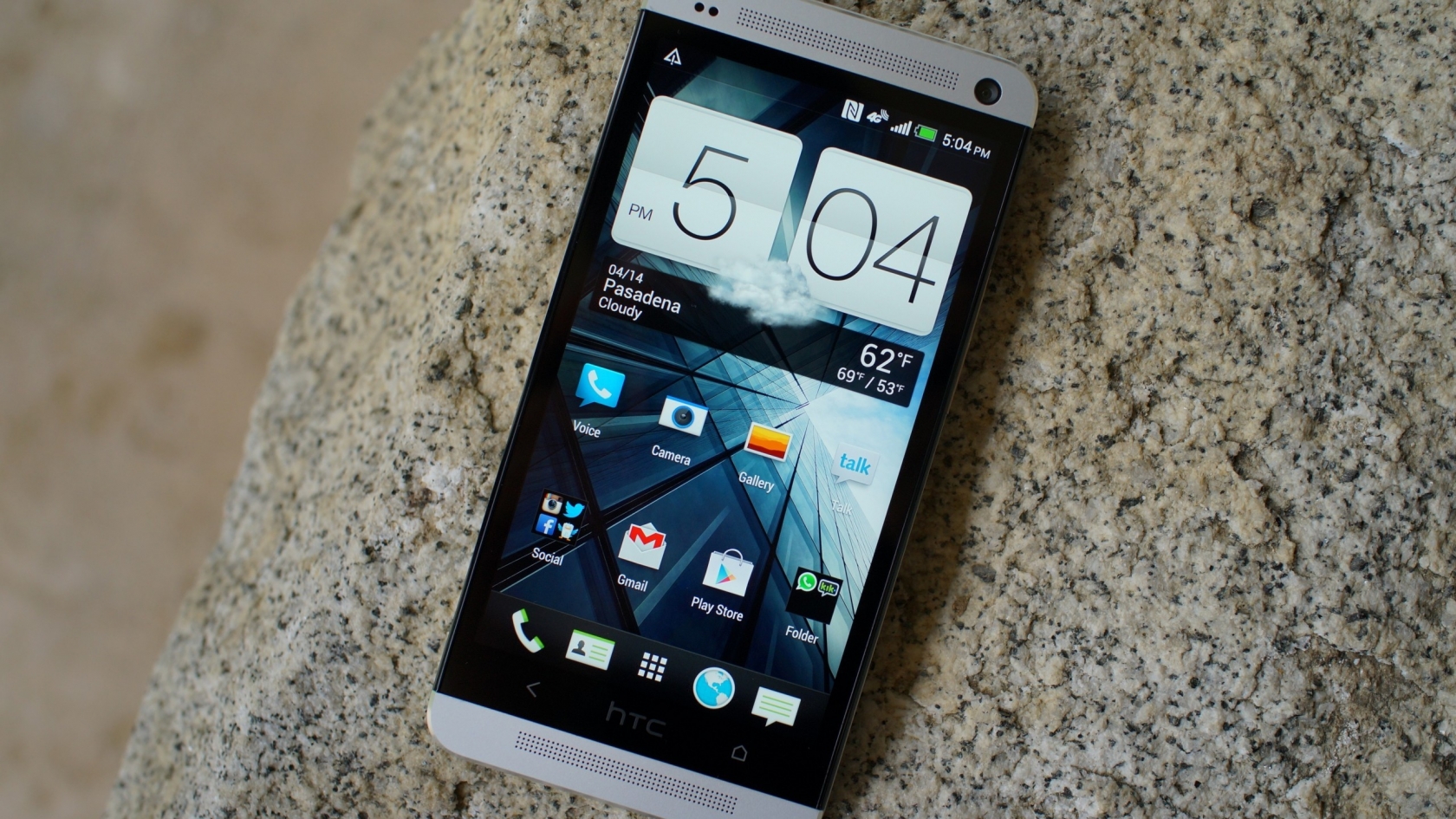 HTC One Device for 1680 x 945 HDTV resolution