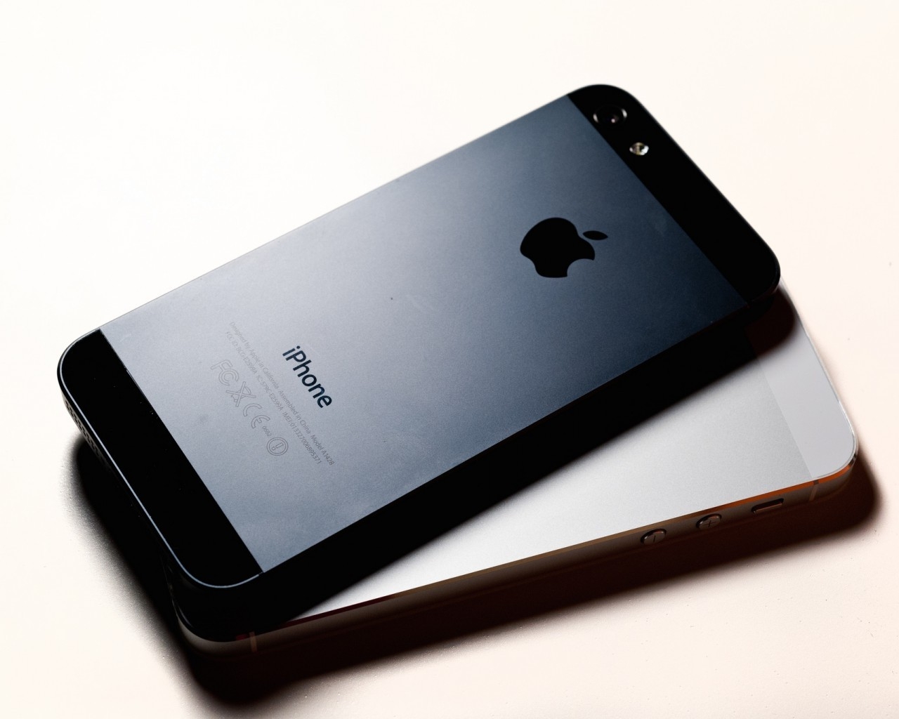 iPhone 5 Rear for 1280 x 1024 resolution