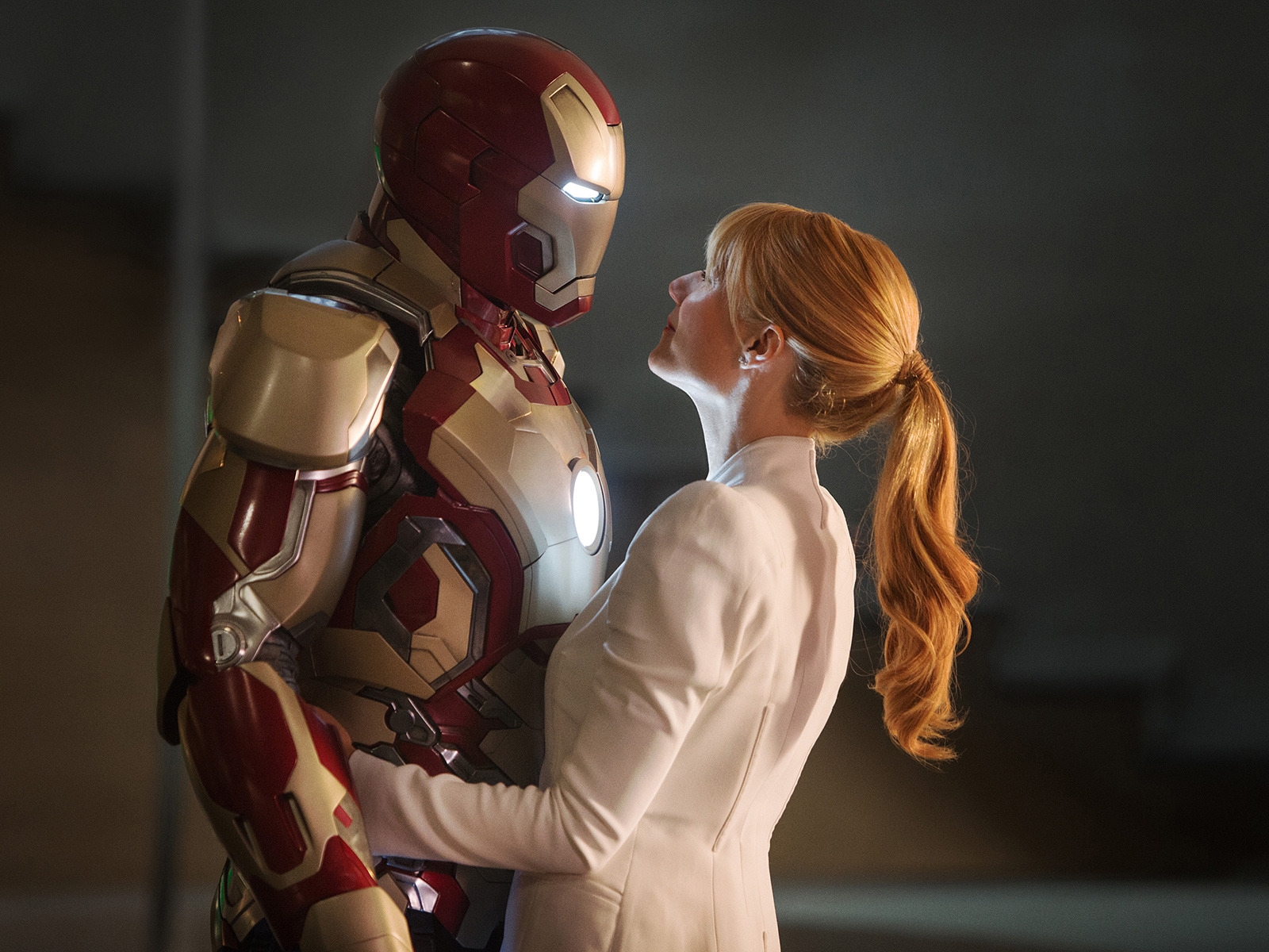 Iron Man Love for 1600 x 1200 resolution