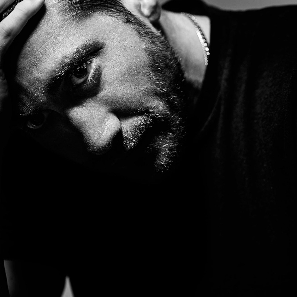 Jake Gyllenhaal Black and White for 1024 x 1024 iPad resolution