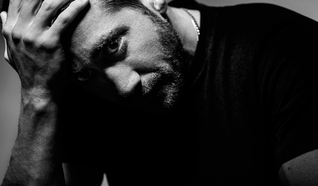 Jake Gyllenhaal Black and White for 1024 x 600 widescreen resolution