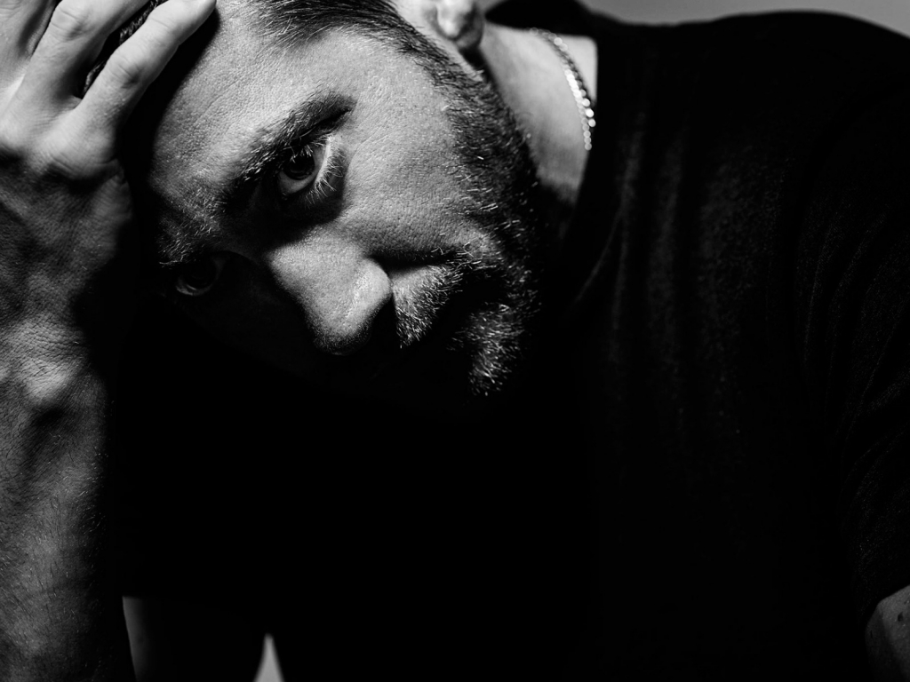 Jake Gyllenhaal Black and White for 1024 x 768 resolution