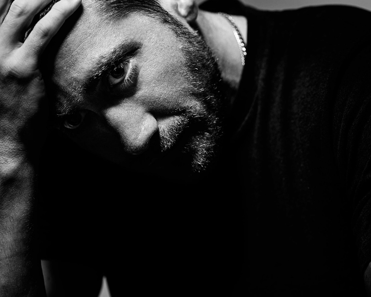 Jake Gyllenhaal Black and White for 1280 x 1024 resolution