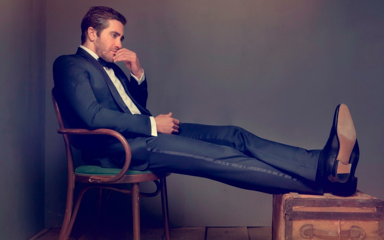 Jake Gyllenhaal Thoughtful for 1280 x 800 widescreen resolution