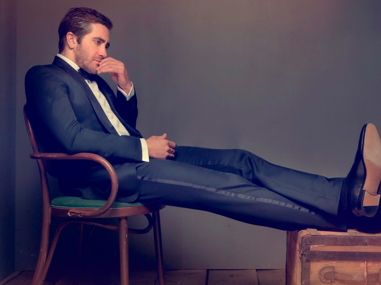 Jake Gyllenhaal Thoughtful for 1280 x 960 resolution