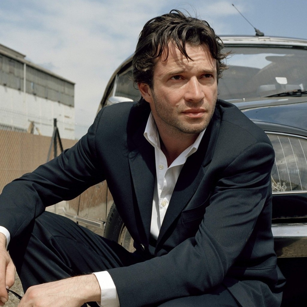 James Purefoy in a Black Suit for 1024 x 1024 iPad resolution
