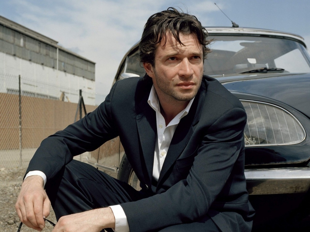 James Purefoy in a Black Suit for 1024 x 768 resolution