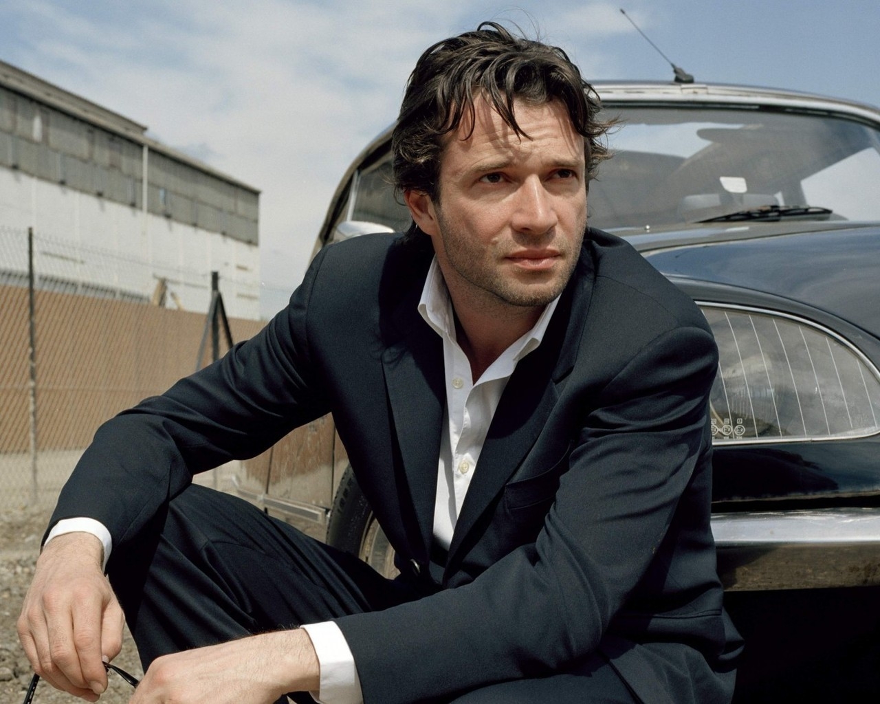James Purefoy in a Black Suit for 1280 x 1024 resolution