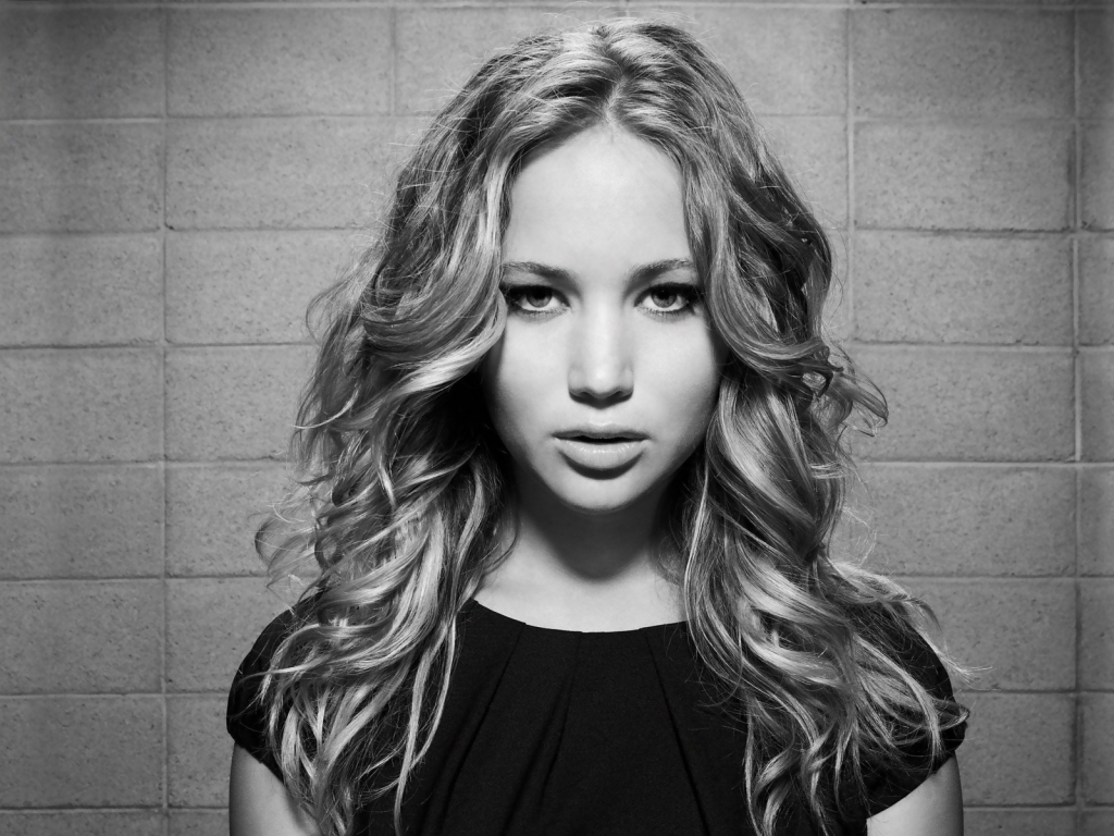 Jennifer Lawrence Black and White for 1024 x 768 resolution