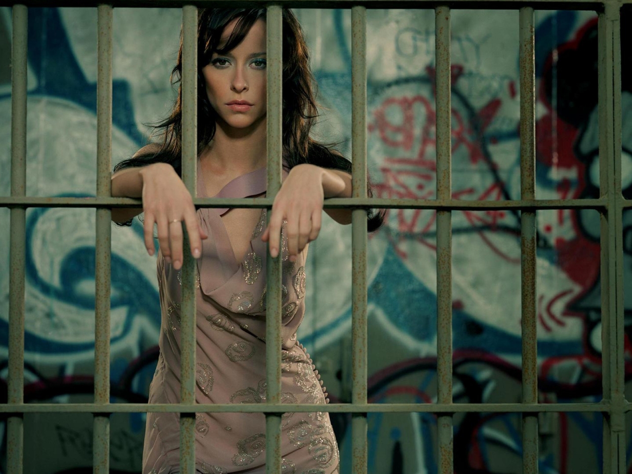 Jennifer Love Hewitt Behind Bars for 1280 x 960 resolution