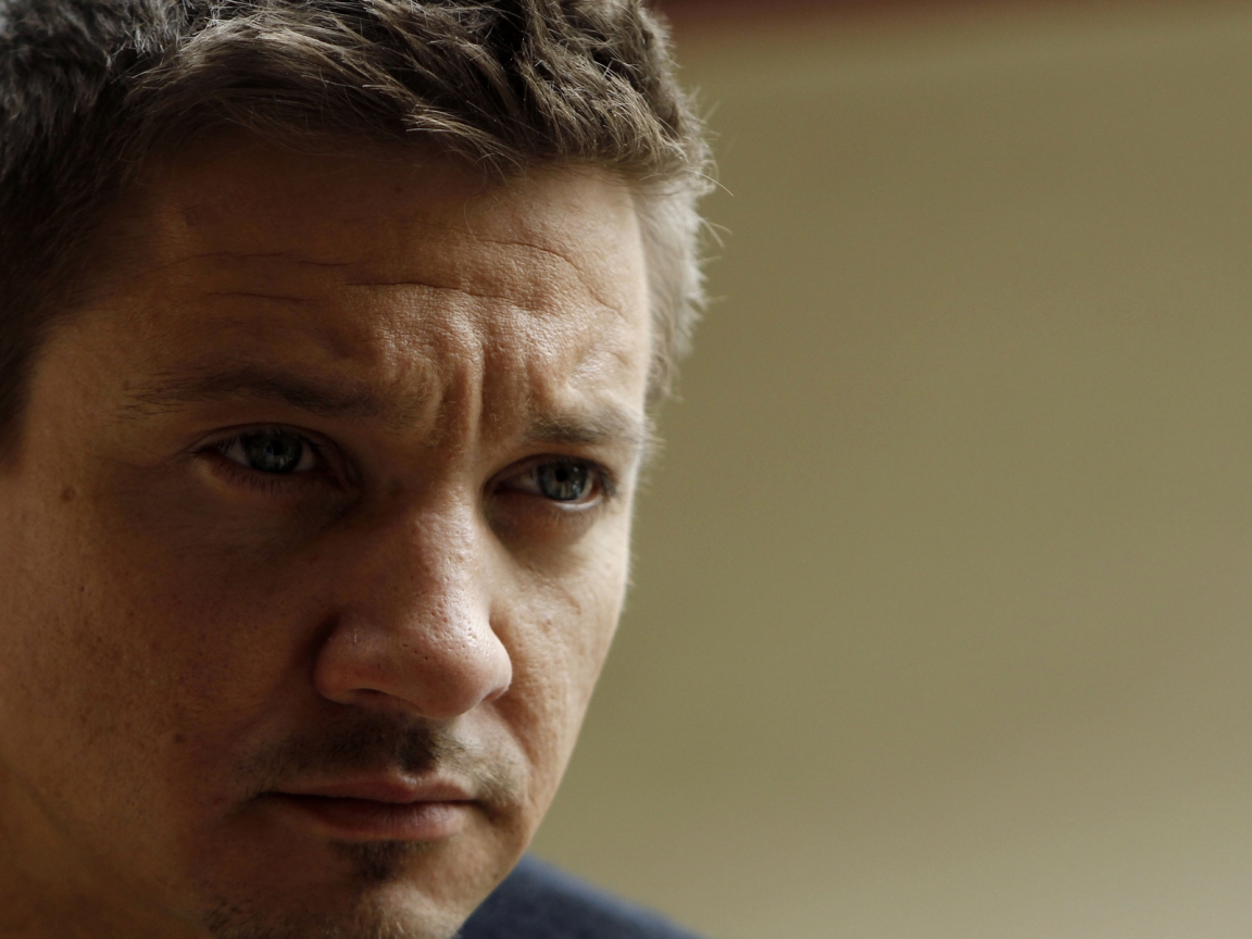 Jeremy Renner Close Up for 1152 x 864 resolution