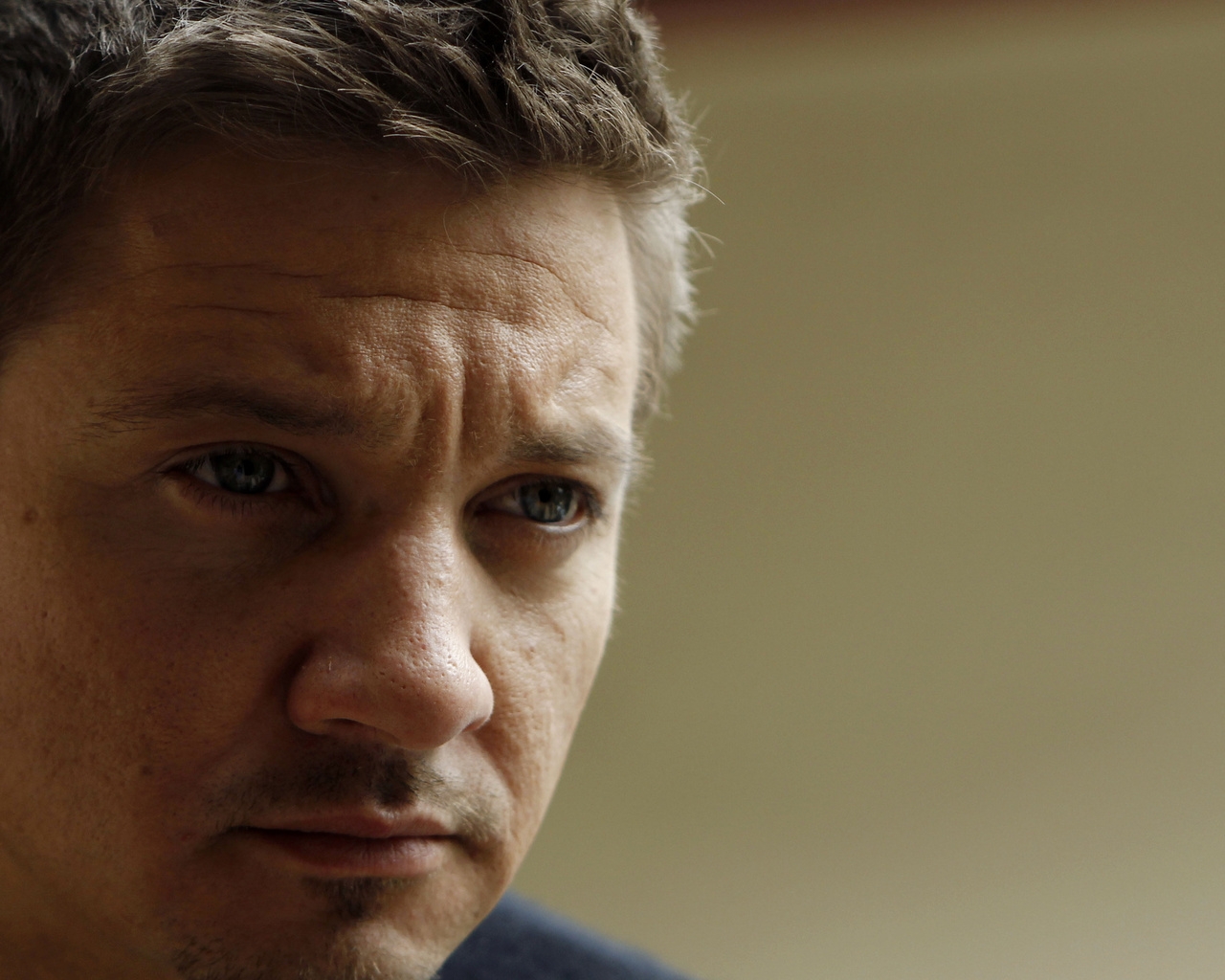 Jeremy Renner Close Up for 1280 x 1024 resolution