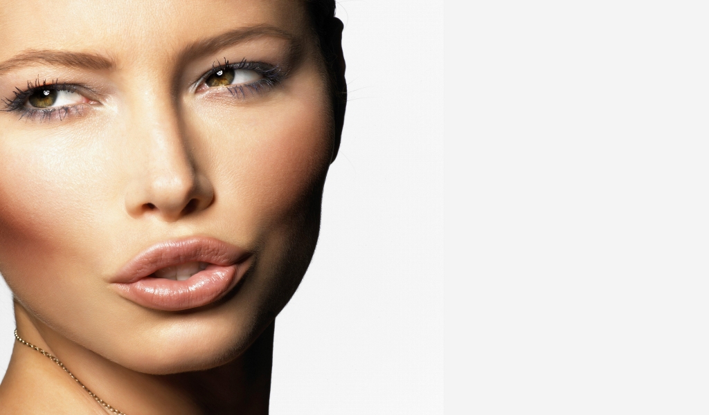Jessica Biel Perfect Face for 1024 x 600 widescreen resolution