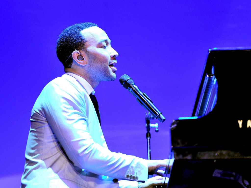 John Legend at Piano for 1024 x 768 resolution