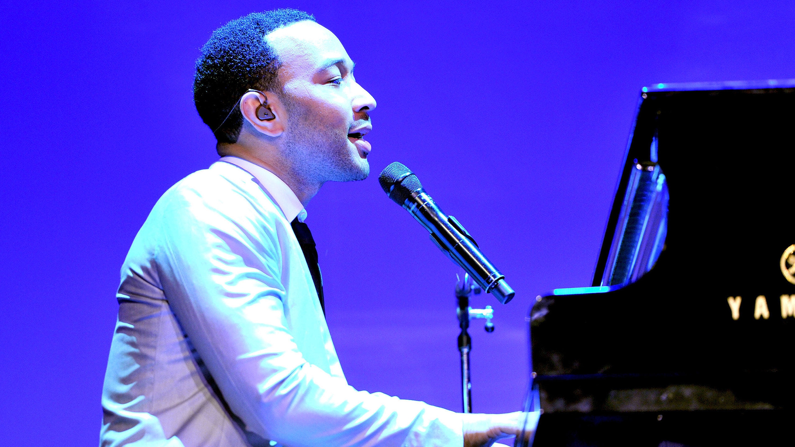 John Legend at Piano for 2560x1440 HDTV resolution