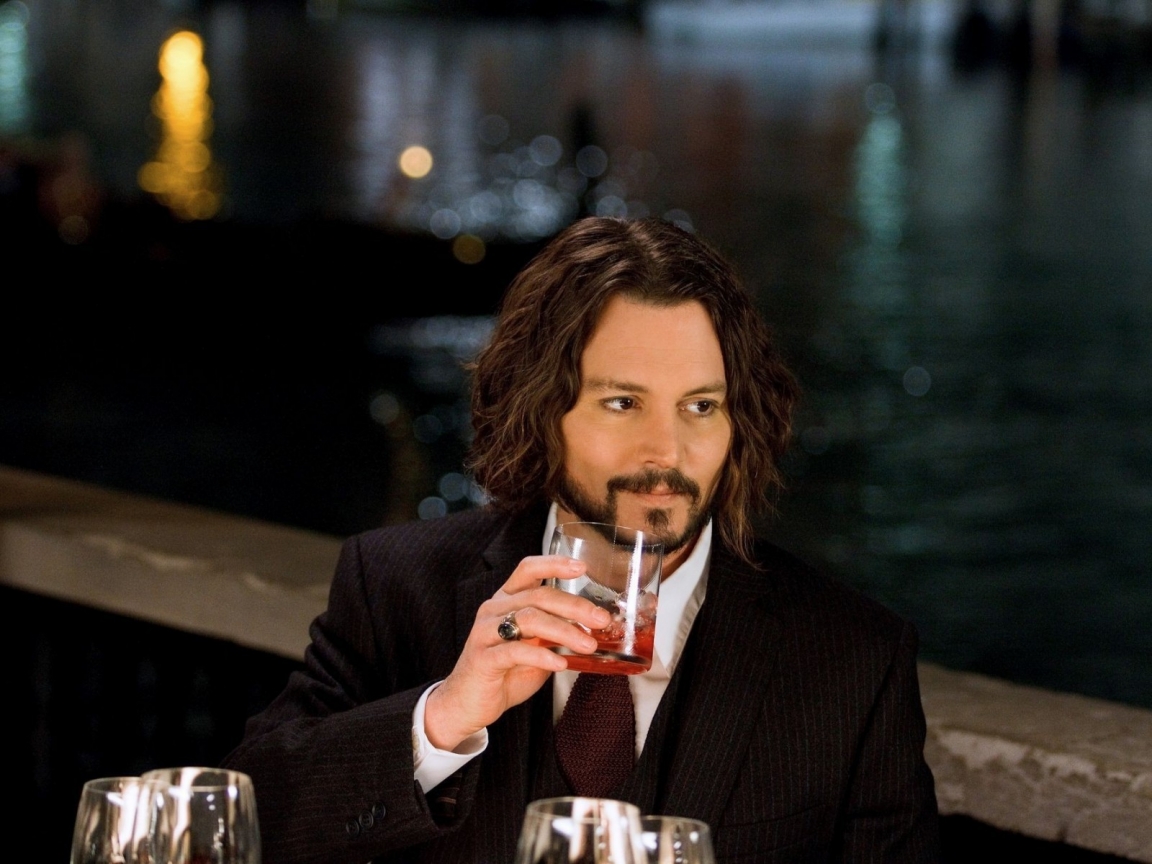 Johnny Depp Drinking for 1152 x 864 resolution