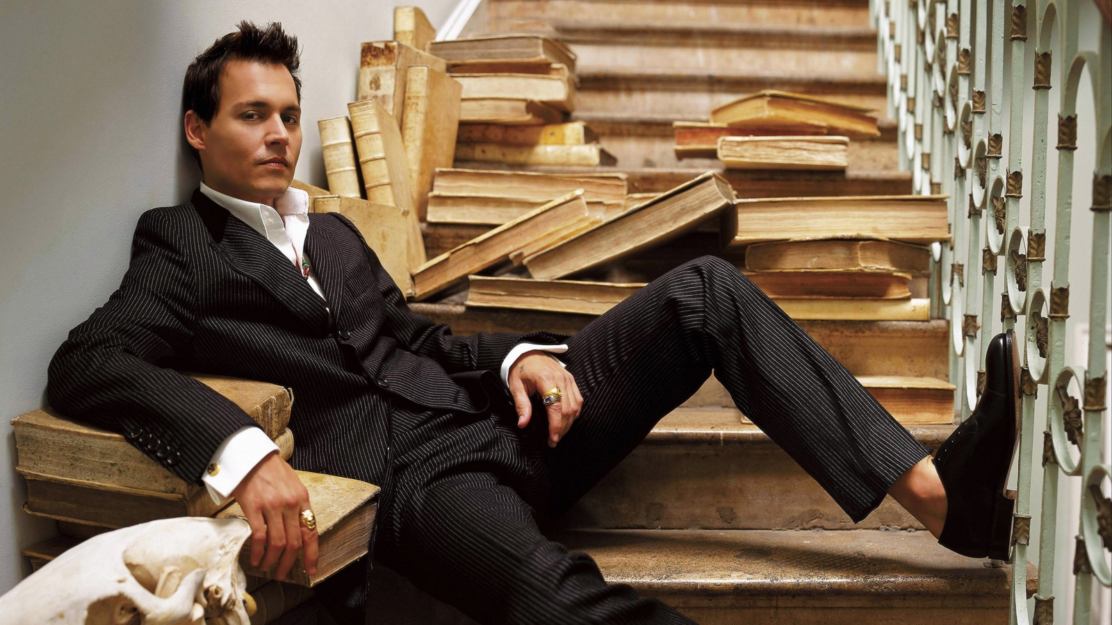 Johnny Depp Elegant for 1600 x 900 HDTV resolution