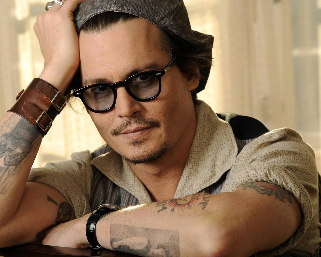 Johnny Depp Pose for 1280 x 1024 resolution